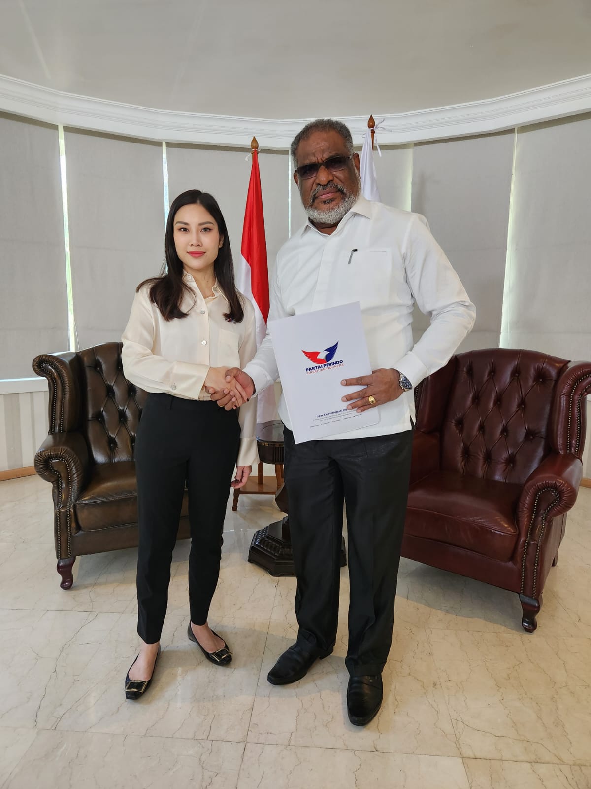 Ketua Umum Partai Perindo Angela Tanoesoedibjo ketika menyerahkan rekomendasi B1KWK kepada Bakal Calon Wali Kota Jayapura, Abisai Rollo di Kantor DPP Perindo, Jakarta, Senin (19/8/2024).