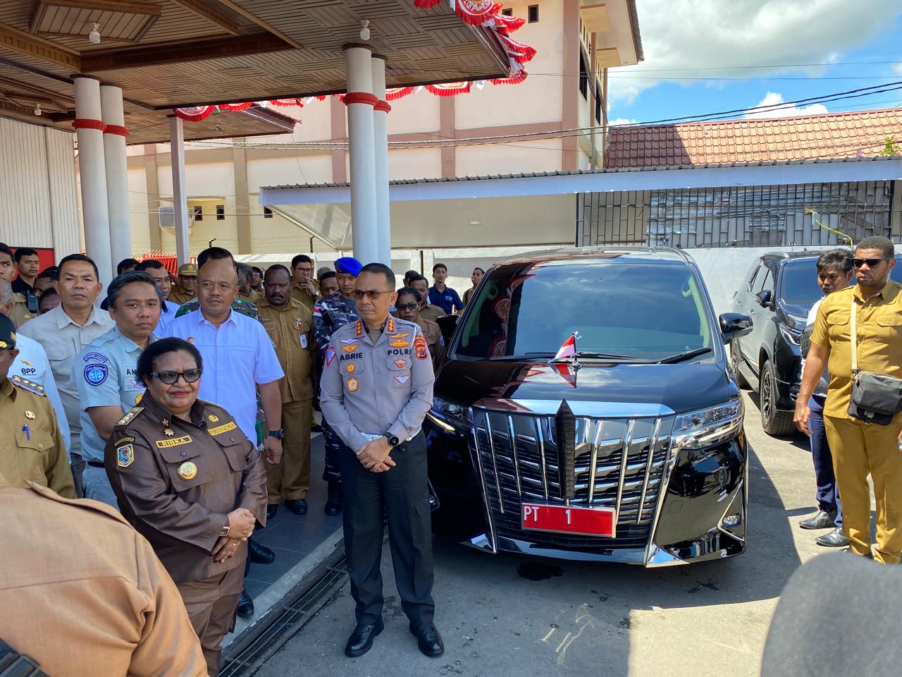 Pj. Gubernur Papua Tengah, Ribka Haluk, usai memasang Nomor plat kendaraan Mobil Dinas Pj. Gubernur Papua Tengah di Halaman Kantor Gubernur Papua Tengah, Senin (19/8/2024).