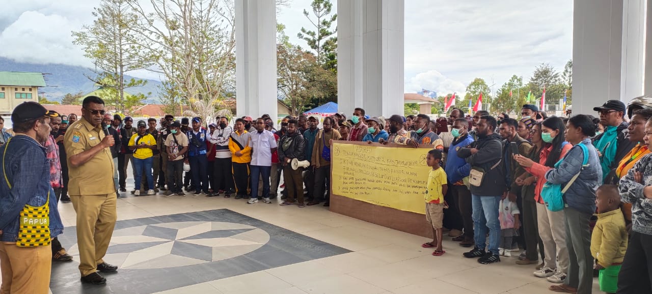 PJ Bupati Jayawijaya Thony M Mayor, S.Pd, MM menerima honorer K2 yang melakukan aksi demo di Kantor Bupati Jayawijaya Selasa (20/8/2024)