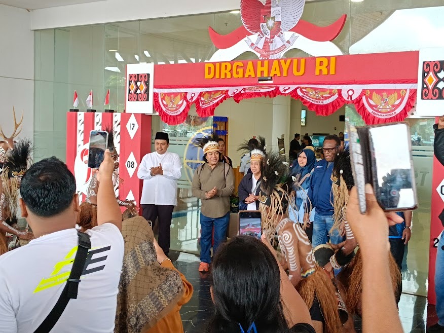 Komedian kondang Alfiansyah Komeng saat tiba di Merauke disambut tari-tarian Papua di Bandara Mopah Merauke, Rabu (21/08/2024)