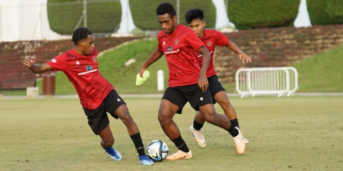 Timnas Indonesia U-20 berangkat ke Korea Selatan guna menjalani training camp (TC). Ada 30 pemain yang dibawa pelatih Indra Sjafri. Dua di antaranya anak Papua, Iqbal Gwijangge dan Alexandro Kamuru.