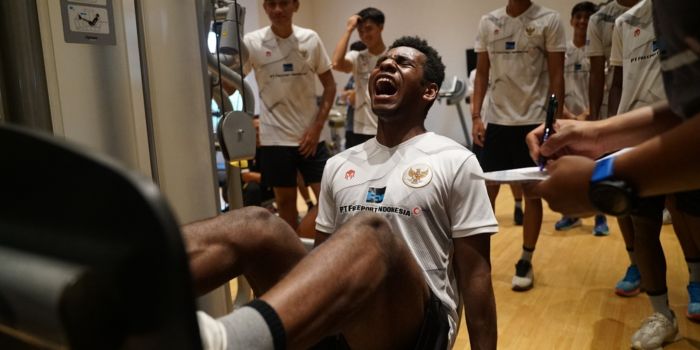 Iqbal Gwijangge saat latihan bersama Timnas Indonesia.