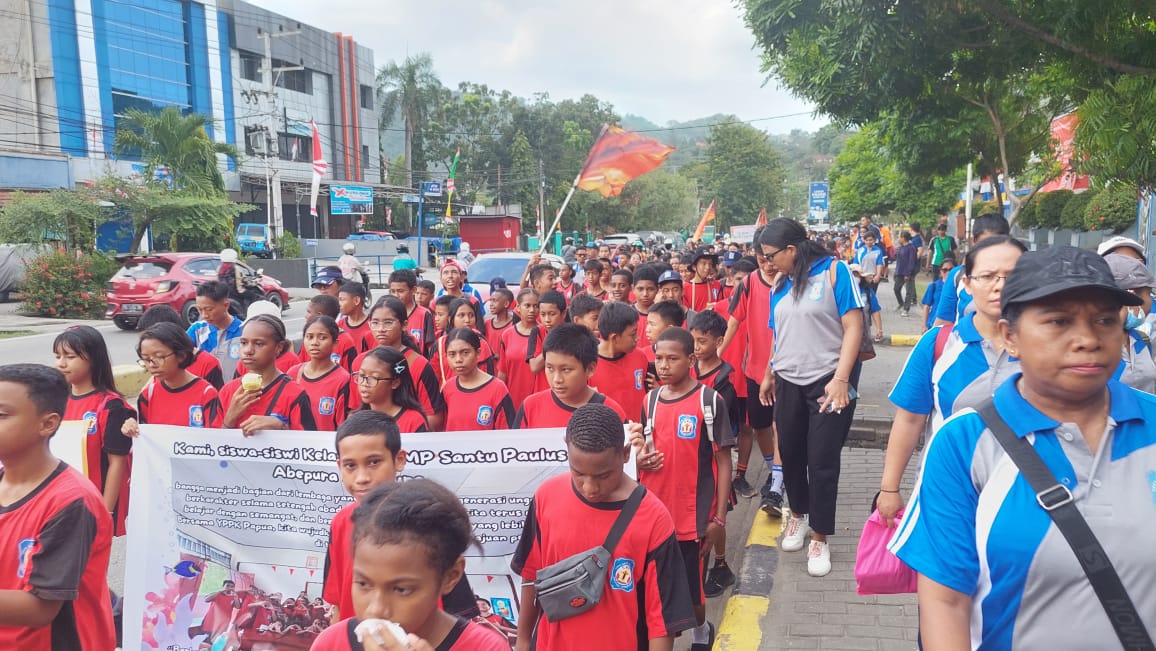 HUT ke-50 YPPK Papua gelar berbagai kegiatan, satu di antaranya jalan santai bersama para murid SMP Santu Paulus Abepura.