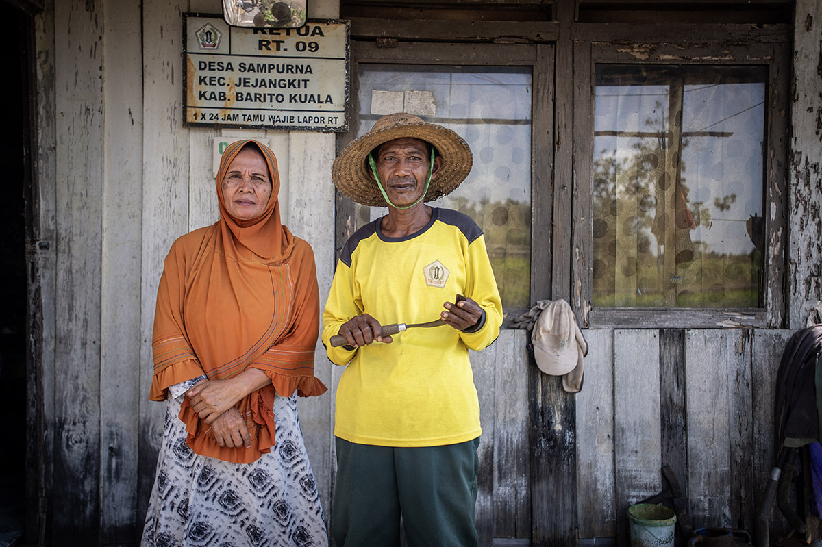 Petani padi apung Suparlan bersama istri berpose di dep&aring;n rumah di Desa Sampurna, Kabupaten Barito Kuala, Kalimantan Selatan.
