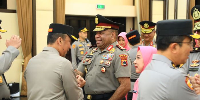 Kapolda Papua Mathius Fakhiri resmi naik pangkat dari Inspektur Jenderal Polisi menjadi Komisaris Jenderal Polisi.