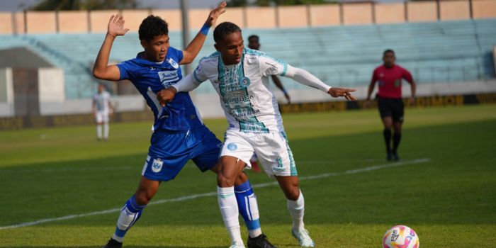 Pemain PSBS Biak, William Lugo, saat berduel dengan pemain PSIS Semarang. PSBS Biak telan kekalahan pada laga ini.