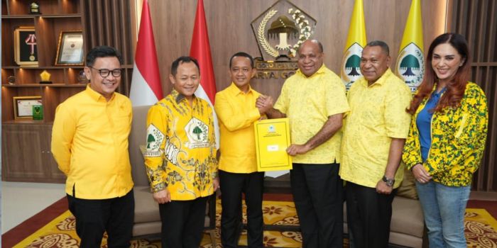 Mathius Fakhiri dan Aryoko Rumaropen terima SK rekomendasi B1KWK dari Ketum Golkar, Bahlil Lahadalia di Jakarta.