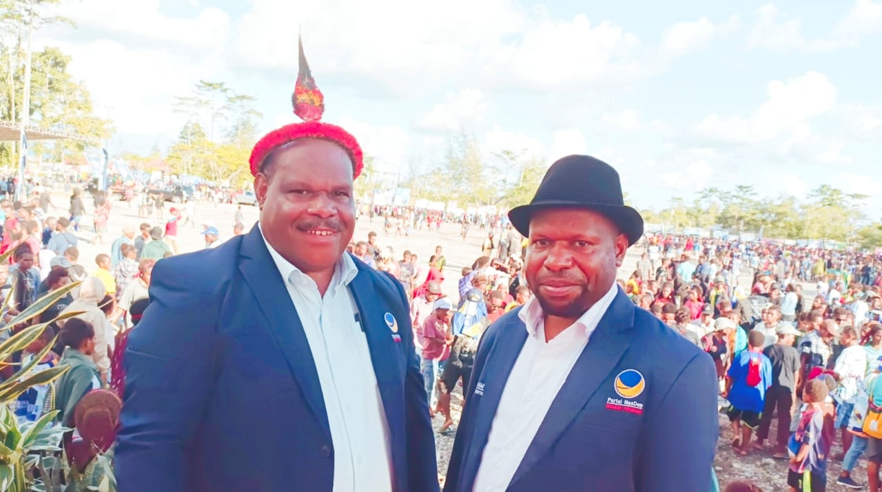 Pasangan bakal calon Bupati Yahukimo Didimus Yahuli dan calon Wakil Bupati Yahukimo Esau Miram