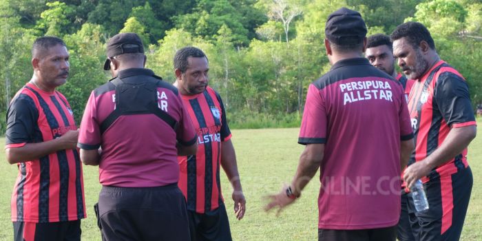 Christian Worabay (tengah) saat bermain bersama Persipura All Star. Legenda Persipura itu berharap skuat Mutiara Hitam tetap bertahan di Liga 2, tidak turun ke Liga 3.