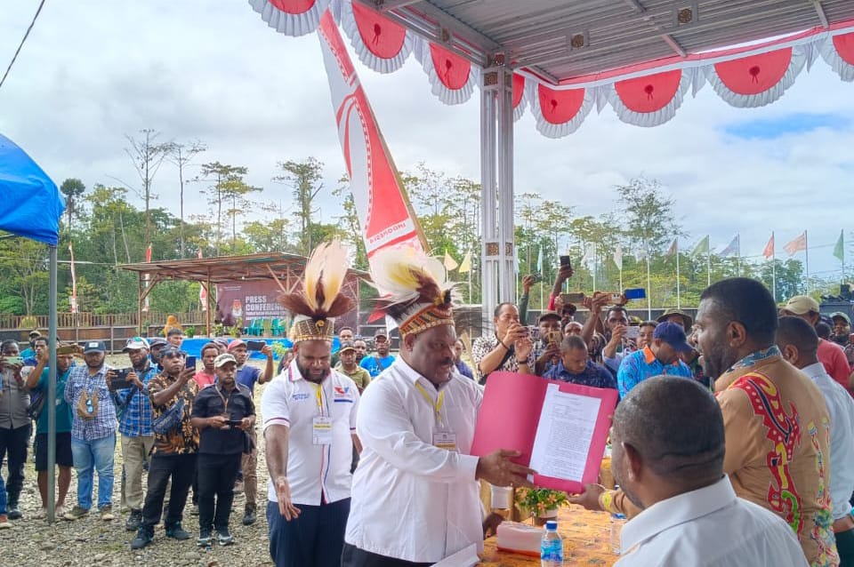 Pasangan Didimus - Esau Daftar Sebagai Calon Bupati dan Wakil Bupati Yahukimo di Kantor KPU Yahukimo, Kamis (39/8/2024)
