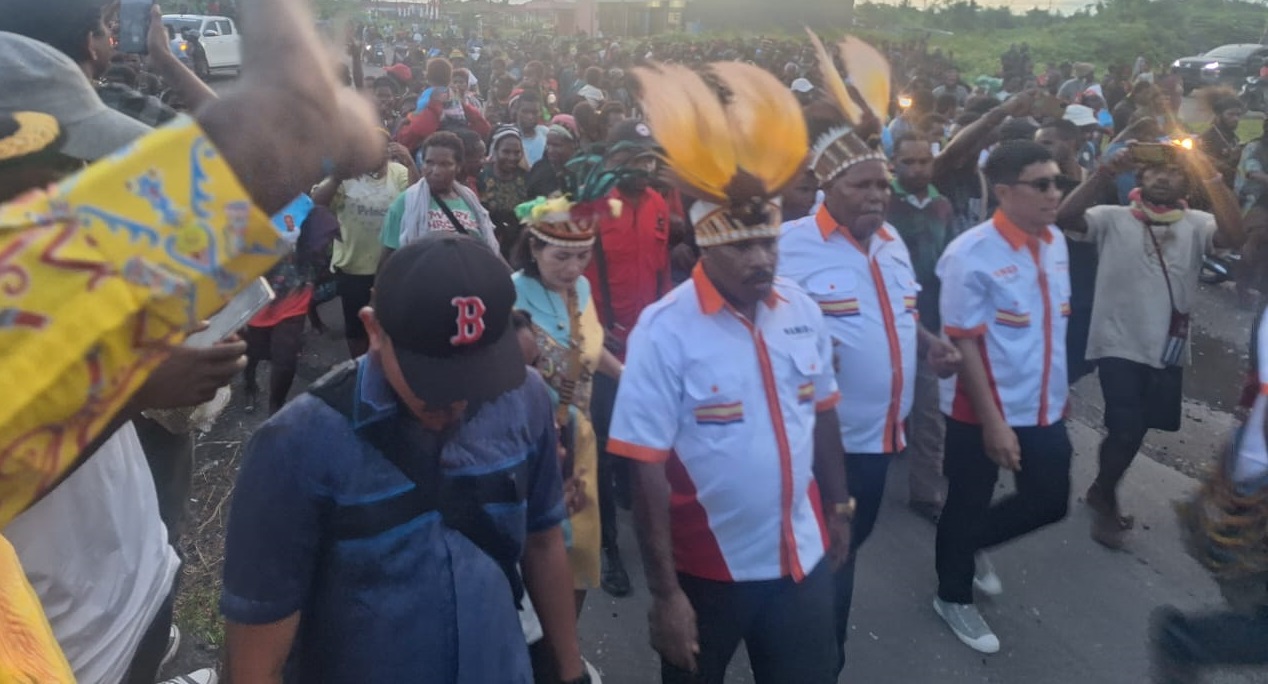 Bacakada Bupati Nduga Named diantar masa pendukungnya menuju Kantor KPU Nduga untuk mendaftar, Kamis (29/8)