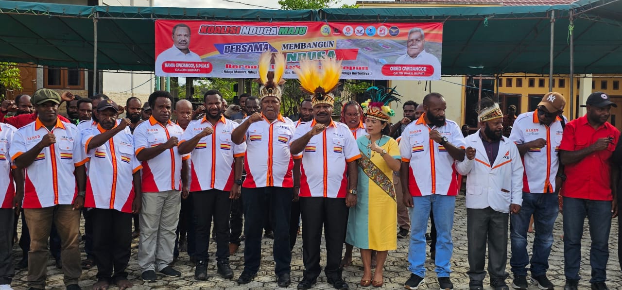 Bacakada Bupati Nduga Namia Gwijangge dan Obet Gwijangge saat foto bersama tim koalisi dan tim sukses, Kamis (29/8)