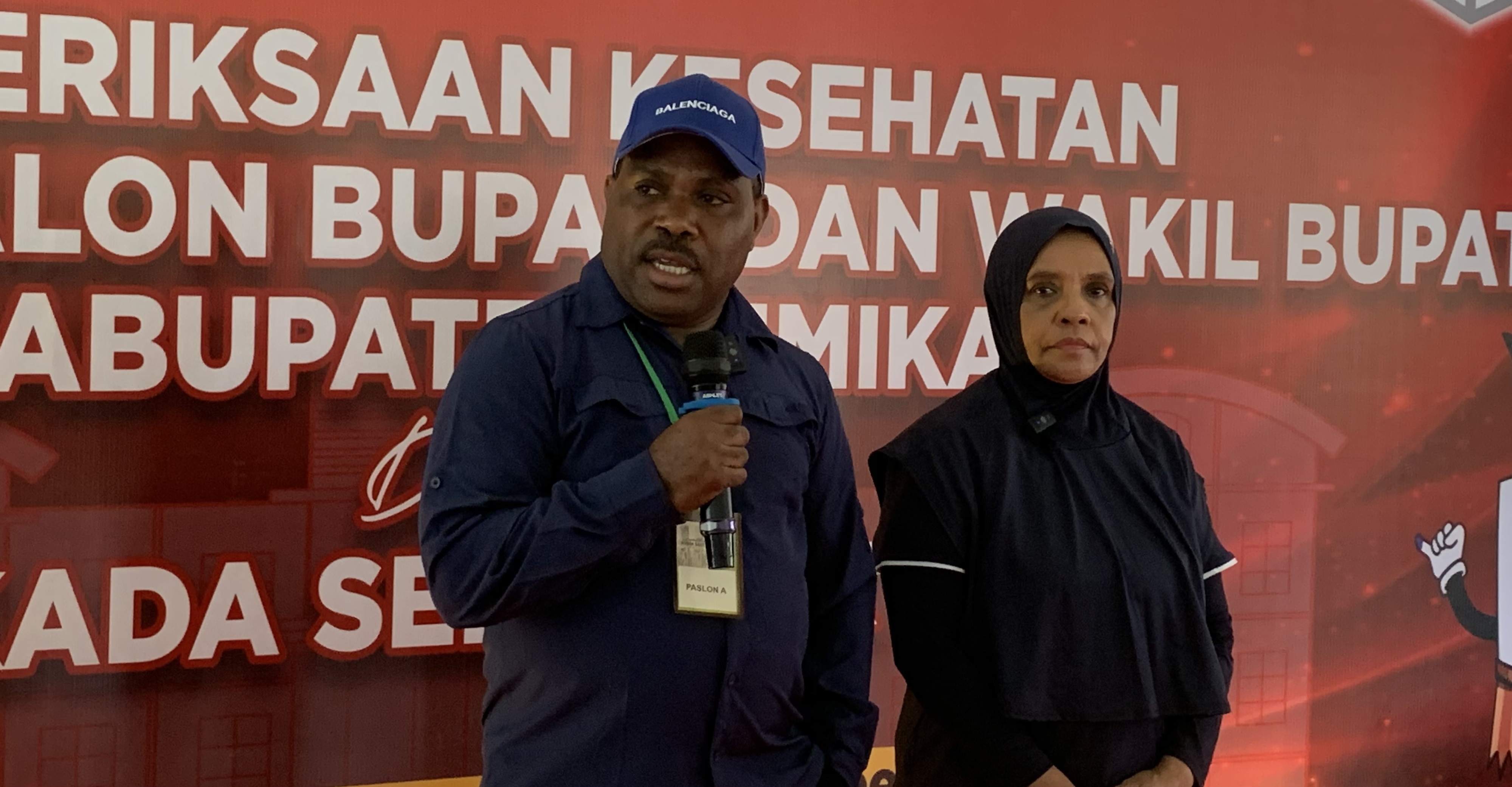 Maximus Tipagau - Peggi Patrisia Pattipi (MP3) usai pemeriksaan kesehatan di RSUD Mimika.