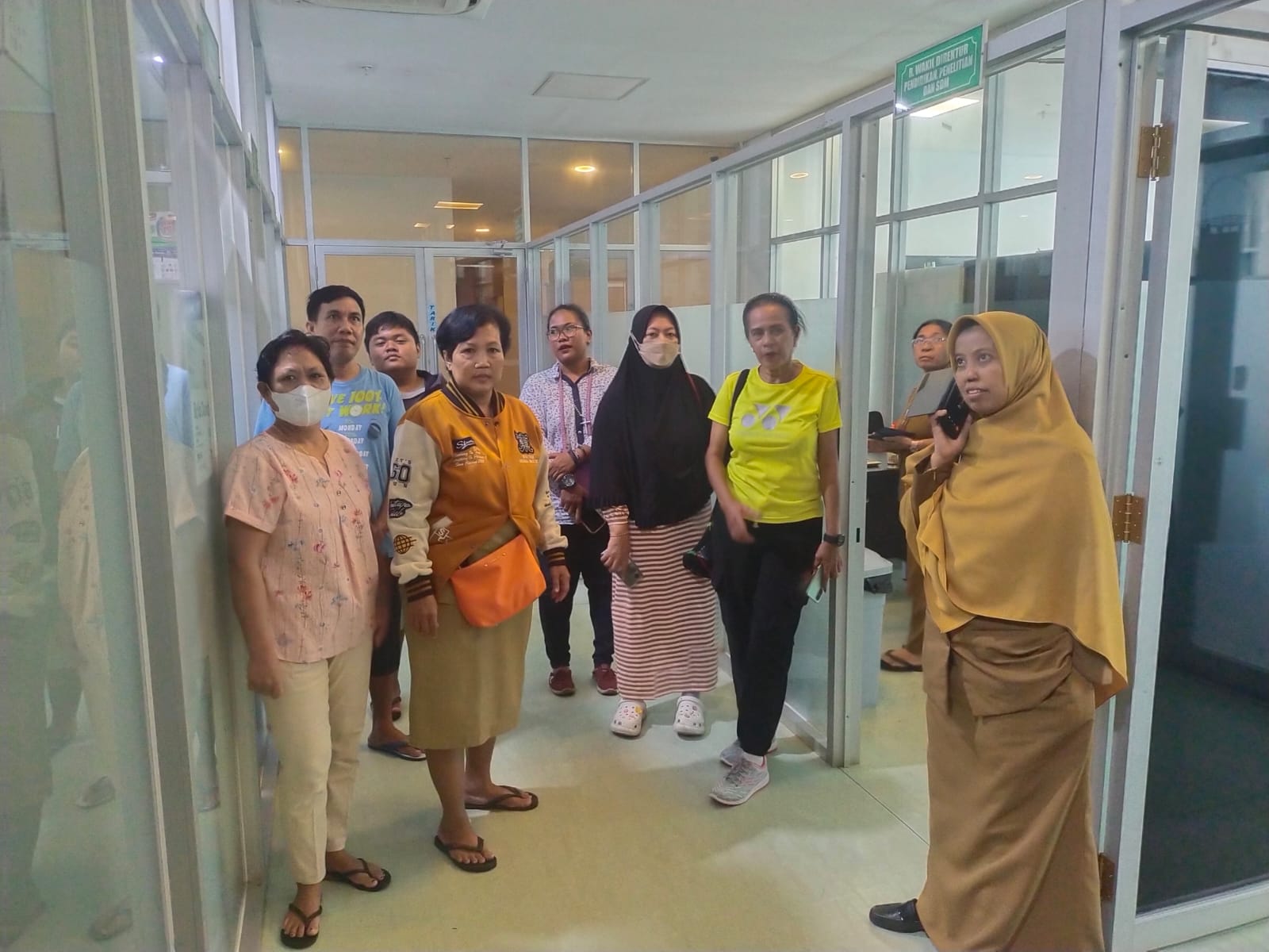 Gamel Cepos: Para pasien cuci darah saat mendatangi managemen rumah sakit menanyakan ketersediaan stok bahan cairan cuci darah, Senin (02/09/2024). Gamel Cepos: (Sandy For CeposOnline)