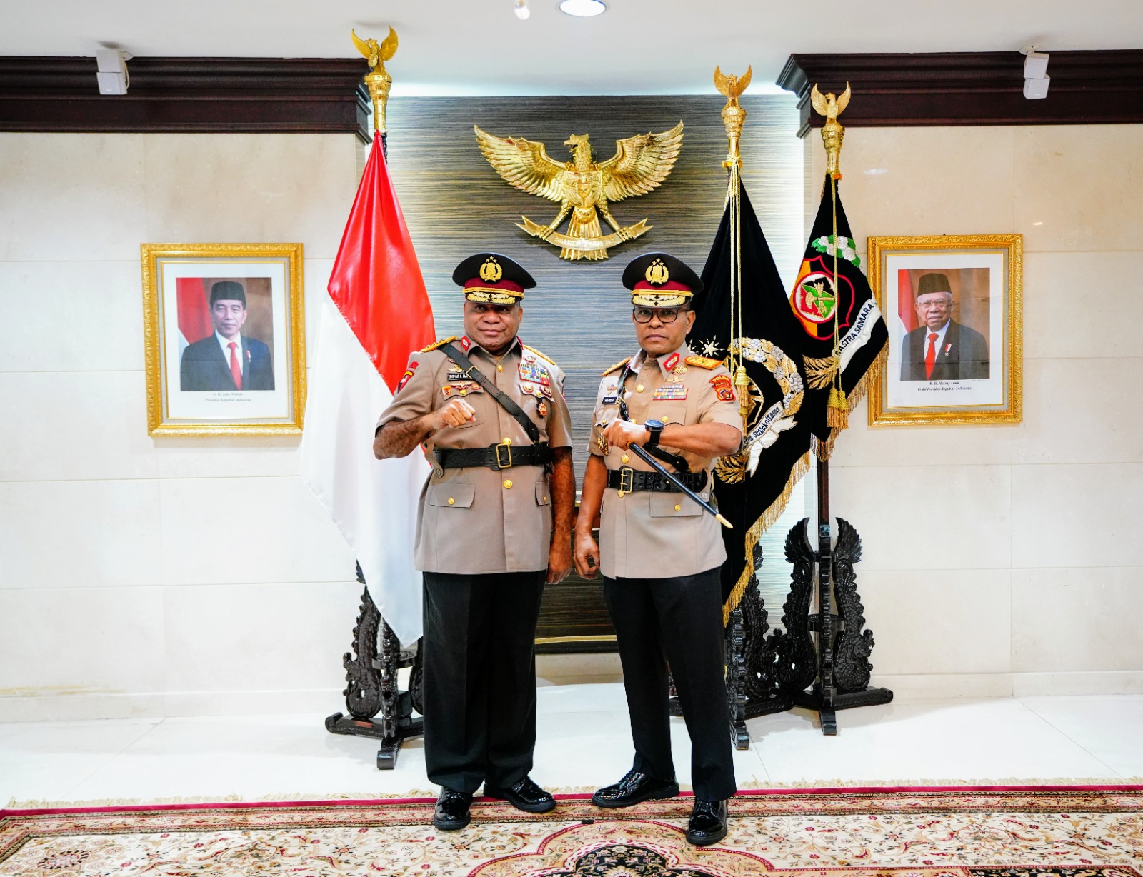 Komjen Pol Mathius D Fakhiri dan Kapolda Papua Brigjen Pol. Patrige R. Renwarin, usai Sertijab di Mabes Polri, Selasa (3/9/2024).Foto Humas Polda
