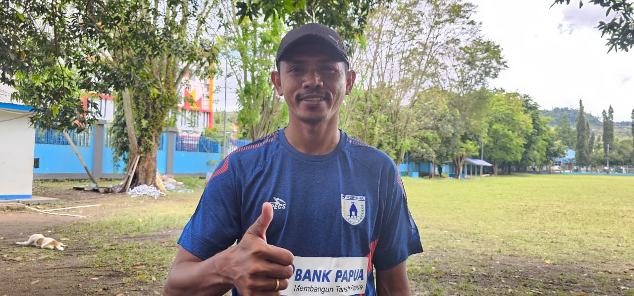 Pelatih Persipura, Ricardo Salampessy  saat diwawancara Ceposonline.com terkait pertandingan perdana Liga 2 lawan Rans Nusantara. (HANS PALEN/Ceposonline.com)