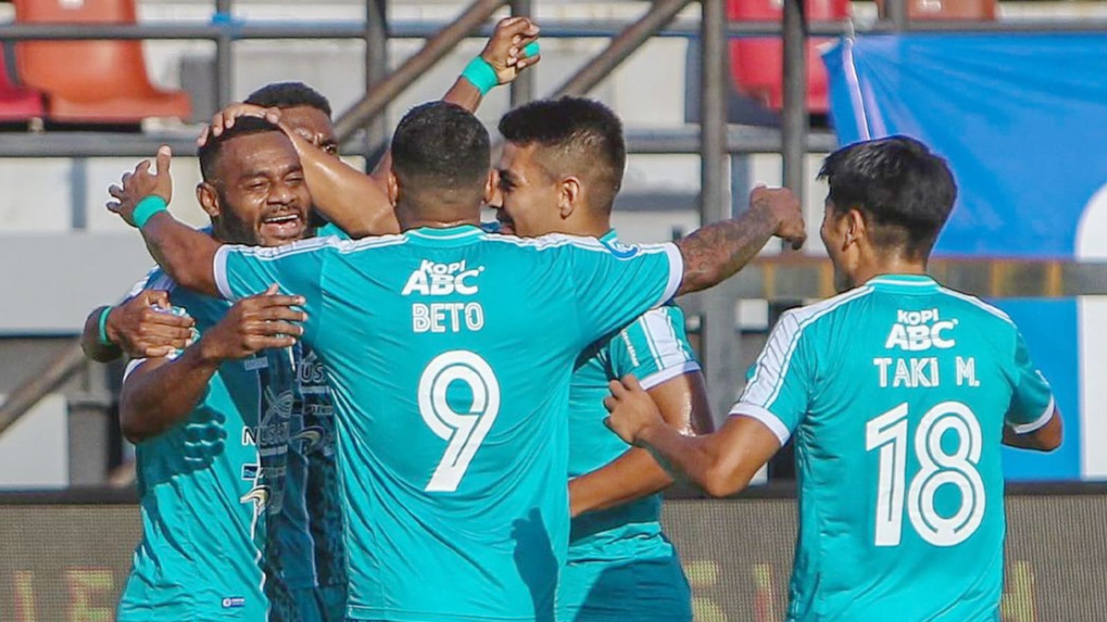 Marckho Meraudje saat berselebrasi dengan rekan-rekannya usai mencetak skor bagi PSBS Biak saat melawan Madura United, Selasa (17/9/2024).