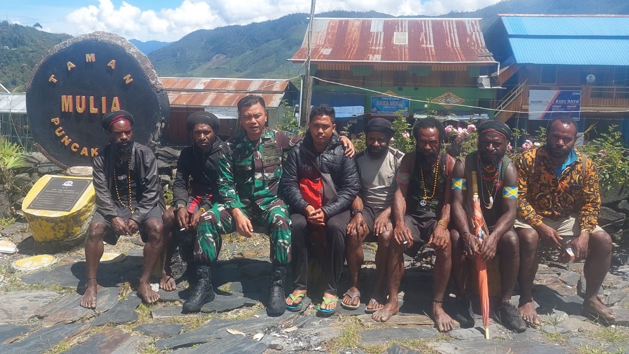 Dika (tengah baju hitam) yang kini sudah dibebaskan setelah sempat dilaporkan disandera, Rabu (18/9/2024)