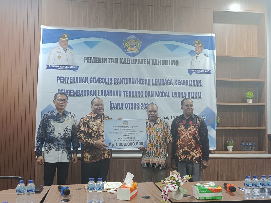 Bupati Yahukimo Didimus Yahuli saat menyerahkan secara simbolis bantuan dana hibah keagamaana sebesar Rp 1 Miliar di Rumah Jabatan Bupati Yahukimo,di Dekai, Kamis (19/9/2024).