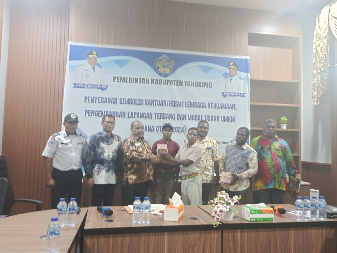 Bupati Yahukimo Didimus Yahuli saat menyerahkan bantuan dana hibah pengembangan Lapter Perintis dan pelaku UKM orang asli Yahukimo, di Rumah Jabatan Bupati Yahukimo, di Dekai, Kamis (19/9/2024).