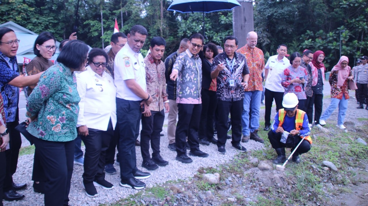 Menteri Kesehatan RI, Budi Gunadi Sadikin didampingi Pj. Gubernur Papua Tengah, Ribka Haluk saat Melakukan Kunjungan Ke Malaria Kontrol PT Freeport Indonesia. (HUMAS Pemprov).