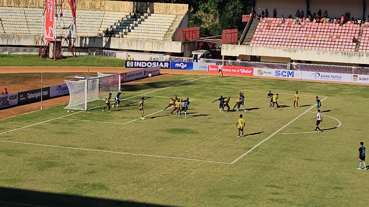 Pemain Persewar Waropen ketika berebut bola dengan pemain Persela Lamongan (Foto: HANS PALEN/CEPOSONLINE.COM)