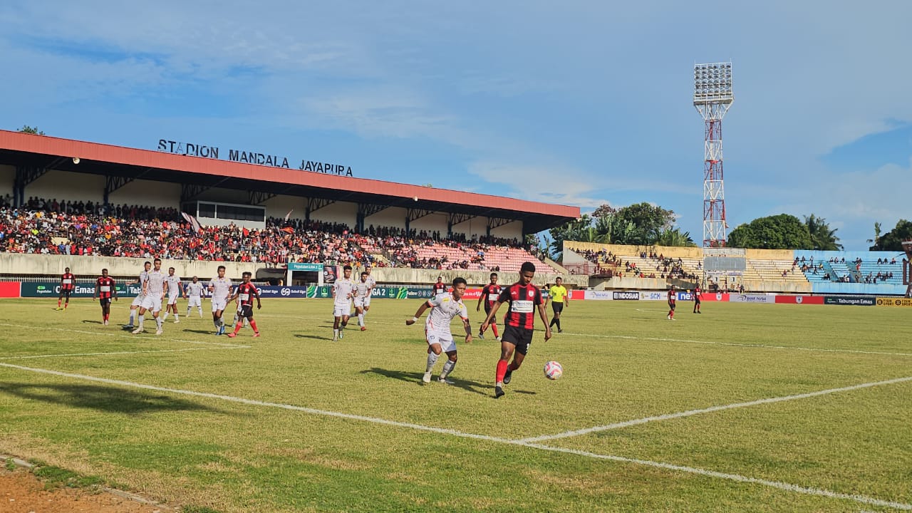 Ramai Rumakiek ketika dikawal pemain belakang Persibo Bojonegero (Foto: HANS PALEN/CEPOSINLINE.COM)