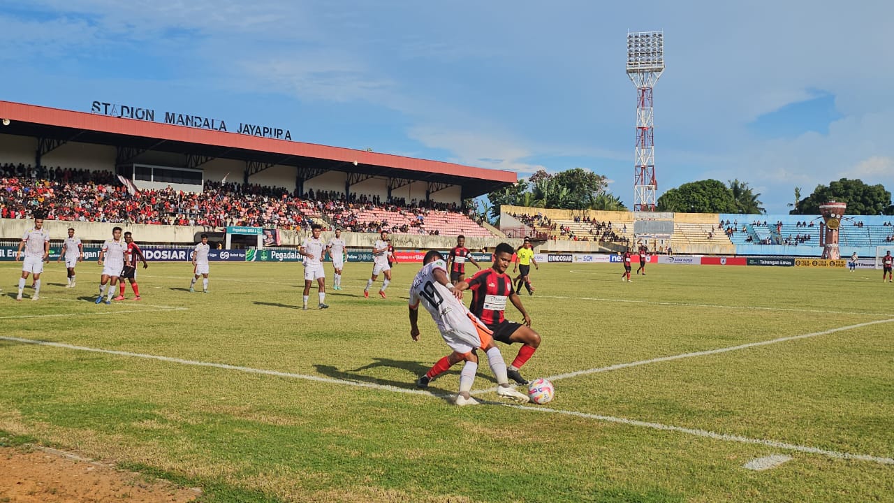 Ramai Rumakiek ketika dikawal pemain belakang Persibo Bojonegero (Foto: HANS PALEN/CEPOSINLINE.COM)