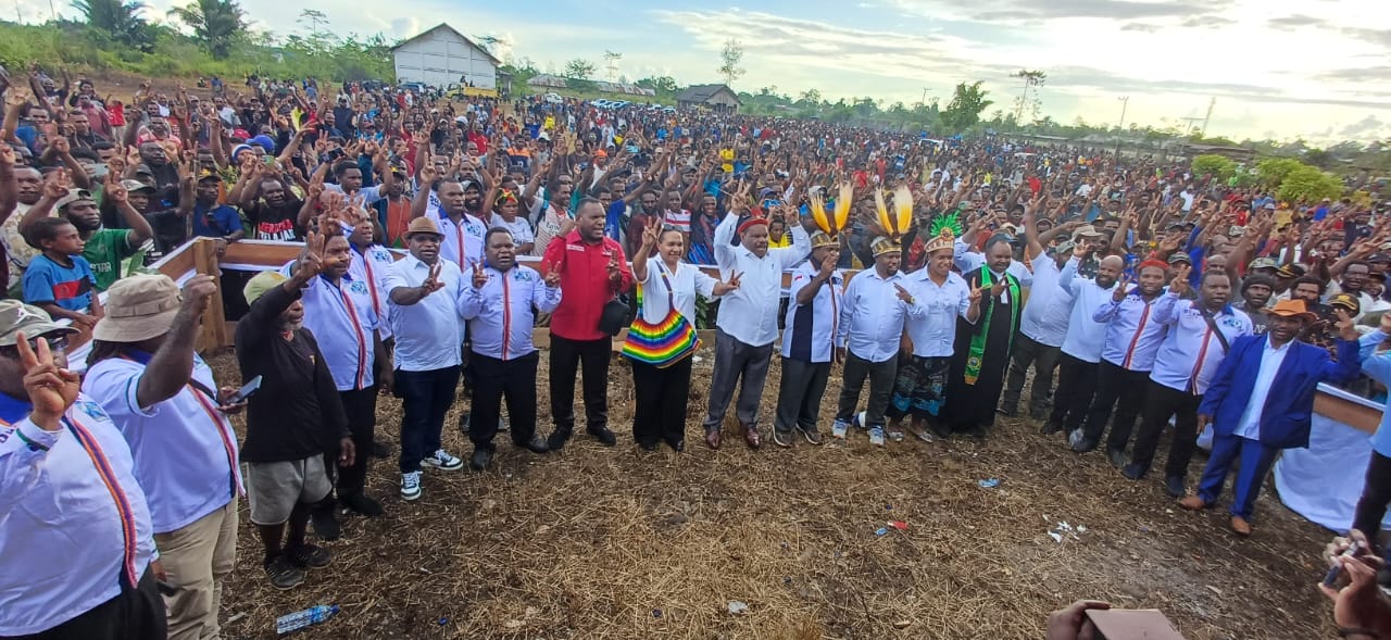 Pasangan Bakal Calon Kepala Daerah (Cakada) Didimus Yahuli dan Esau Miram (DYEM) resmi kukuhkan Tim Pemenangan dan tim Koalisi Yahukimo maju, mandiri dan sejahtera.