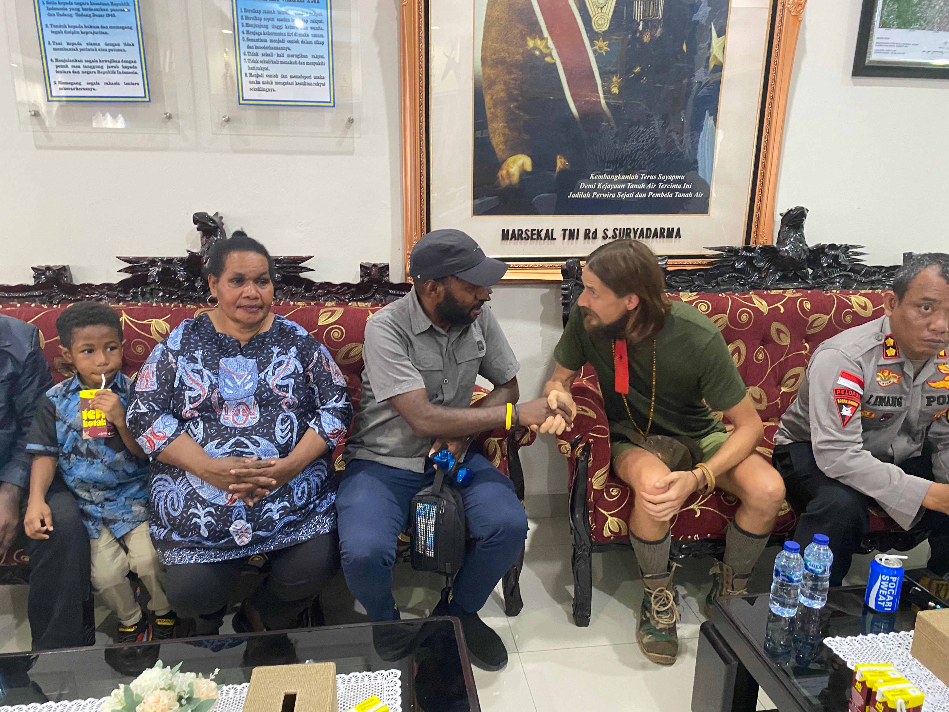 Pilot Susi Air Philips Mark Mehrtens akhirnya bebas setelah 1,5 tahun disandera Kelompok Kriminal Bersenjata (KKB) wilayah Nduga Pimpinan Egianus Kogoya.