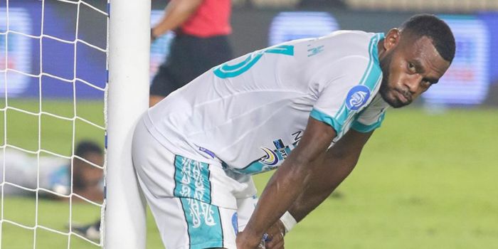 Marckho Meraudje - PSBS Biak kembali kalah dalam lanjutan Liga 1 musim ini. Tim asal Kota Biak Papua itu kalah dari Persebaya dengan skor 1-0.