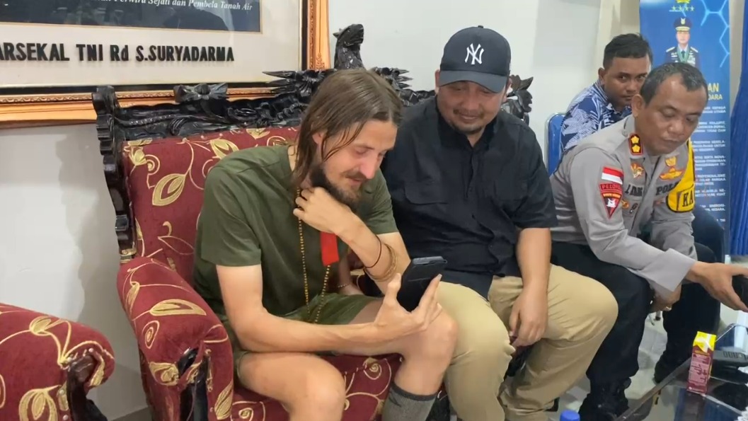 Pilot Susi Air, Kapten Philip Mehrtens tanpak menangis saat melakukan komunikasi video call dengan istri dan keluarganya di Bali, Sabtu (21/9/2024)