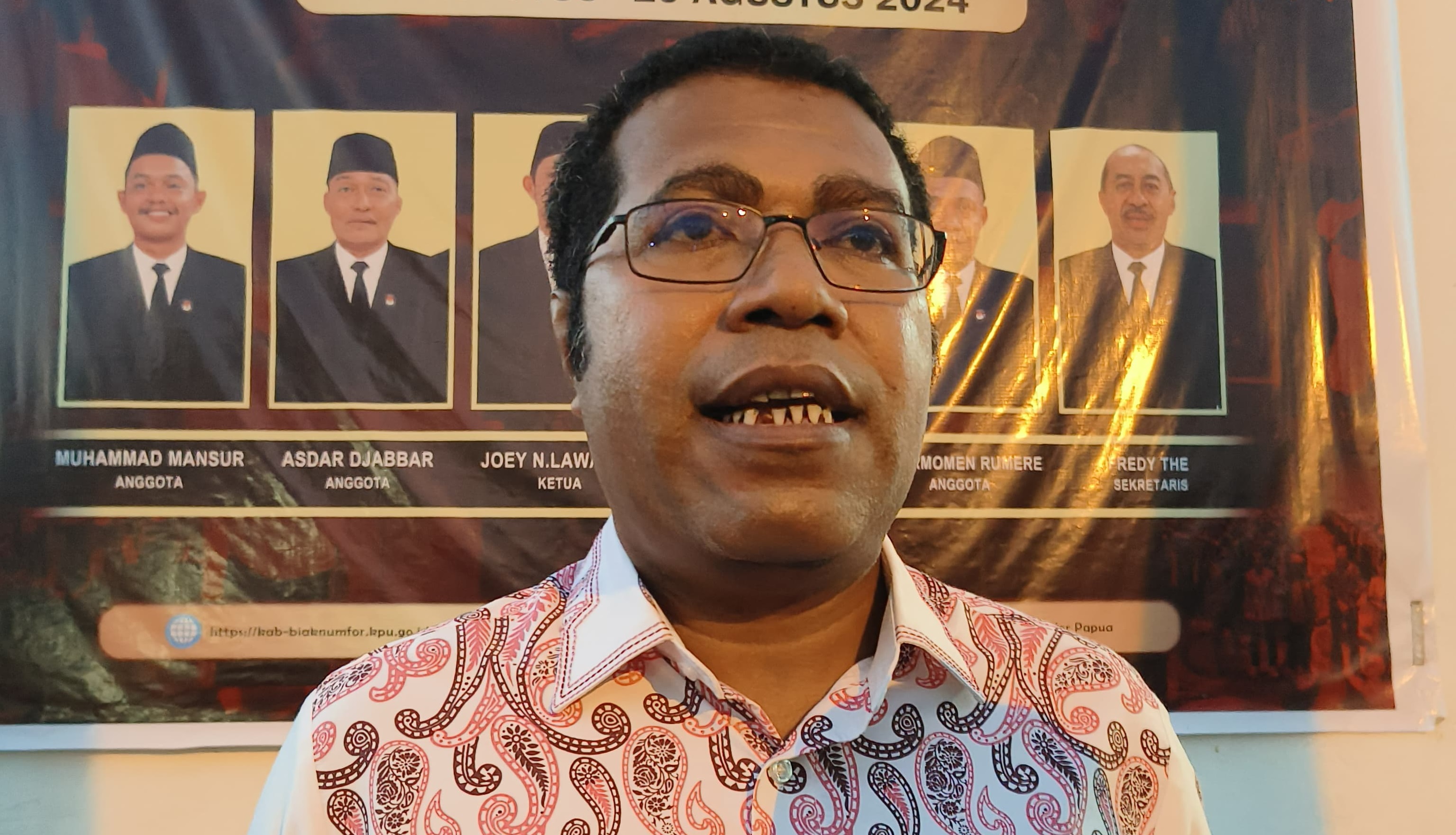 Calon Bupati Biak Numfor, Herry Ario Naap saat diwawancara wartawan usai memenuhi panggilan KPU Biak Numfor terkait tudingan bahwa dia telah menjabat bupati dua periode.