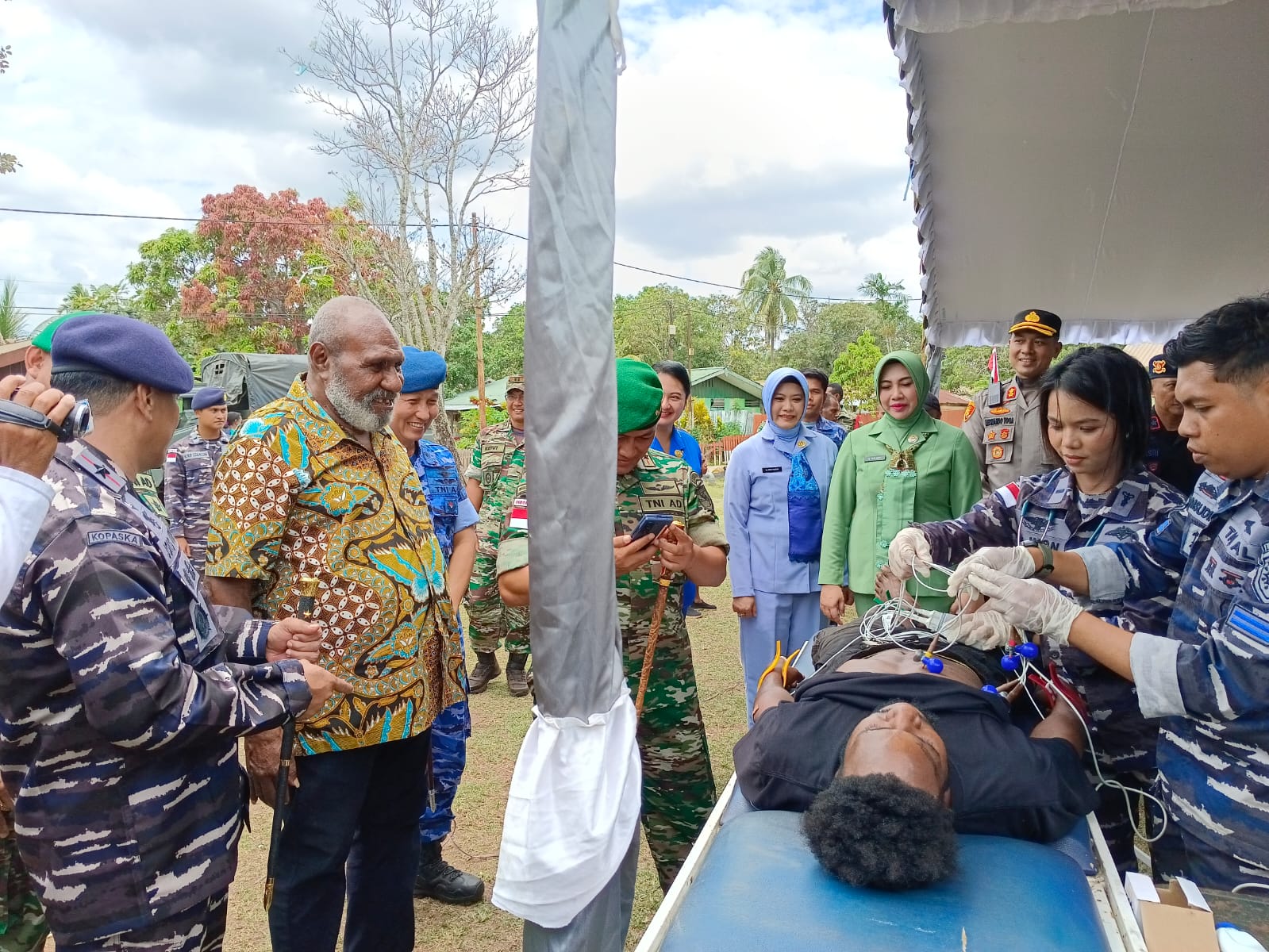 Danrem 174/ATW Brigjend TNI Andy Setyawan, Danlantamal XI Laksma TNI Joko Andriyanto,Danlanud JA Dimara,Kol Pnb.Agus Mulyadi,Tokoh Papua, Johanes Gluba Gebze, Pj Sekda Papsel, pantau pengobatan gratis