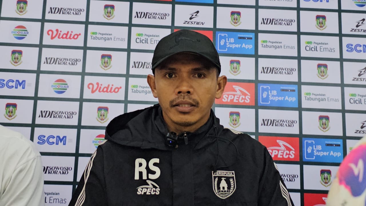 Pelatih Persipura Jayapura Ricardo Salampessy saat memberikan keterangan pers usai kekalahan Persipura atas Persela di Stadion Mandala.
