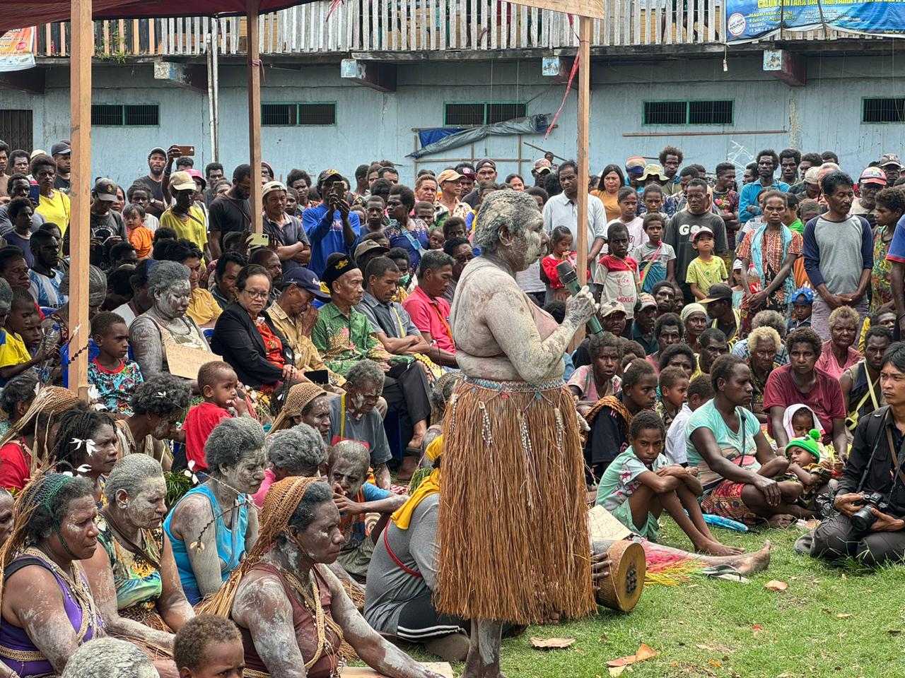 Masyarakat Kampung Wanam, Distrik Ilwayab, Kabupaten Merauke saat menyampaikan aspirasinya kepada Pj Gubernur Papua Selatan Selatan Komjen Pol (Purn) Rudy Sufahriadi bersama rombongan.