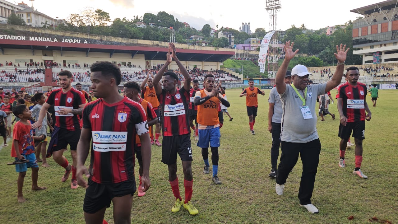 Skuad Persipura ketika berada di Stadion Mandala Jayapura usai laga melawan Persibo Bojonegero lalu. (Foto: HANS PALEN/CEPOSONLINE.COM).