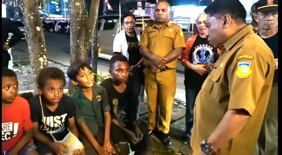 Penjabat Wali Kota Jayapura, Christian Sohiliat ketika menyambangi anak-anak jalanan di Kota Jayapura. (Foto: Humas Pemkot)