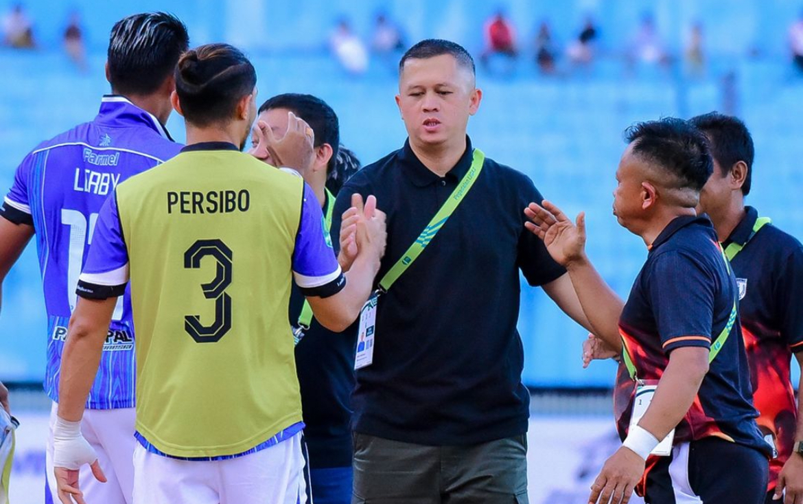Pelatih Persibo Bojonegoro, Regi Aditya saat  berjabat tangan dengan para pemainnya.
