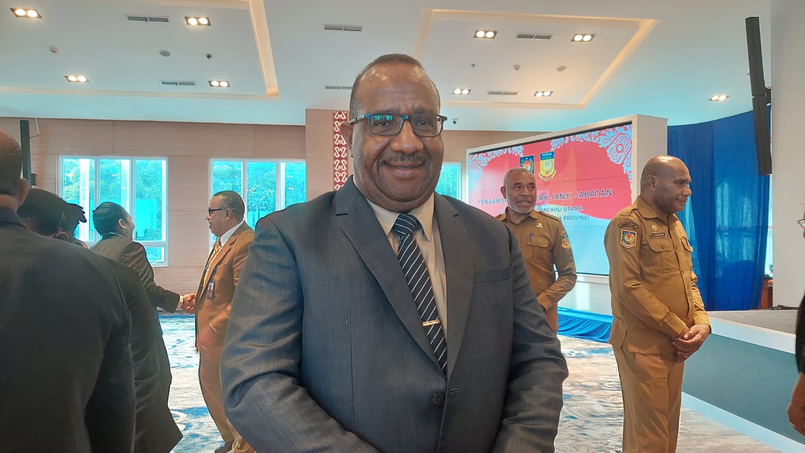 Yohanis Walilo resmi dikukuhkan sebagai Plh Sekda Papua menggantikan Ridwan Rumasukun yang pensiun. Besok Yohanis dilantik sebagai Pj Sekda Papua.