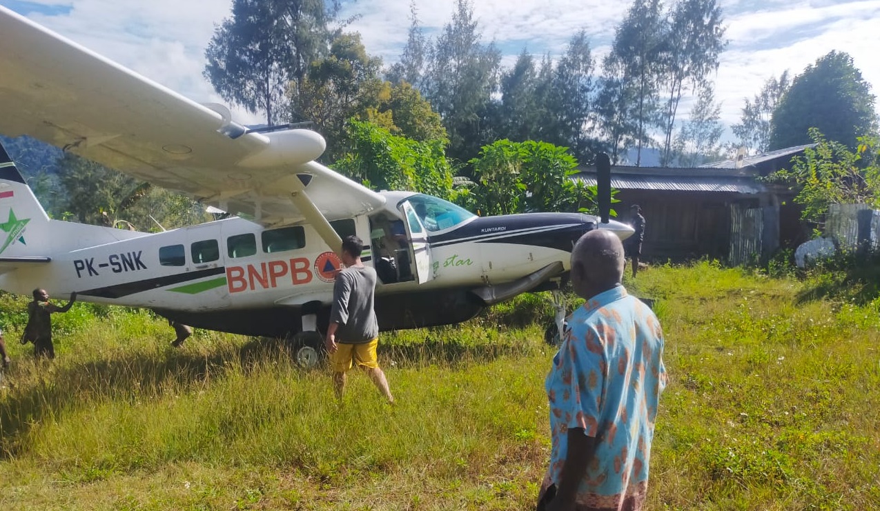 Kecelakaan menimpa Pesawat Smart Air di Intan Jaya, Papua Tengah, Rabu (2/10/2024). Pesawat dengan nomor register PK-SNK itu tergelincir di landasan pacu Kampung Pogapa, Distrik Homeyo.