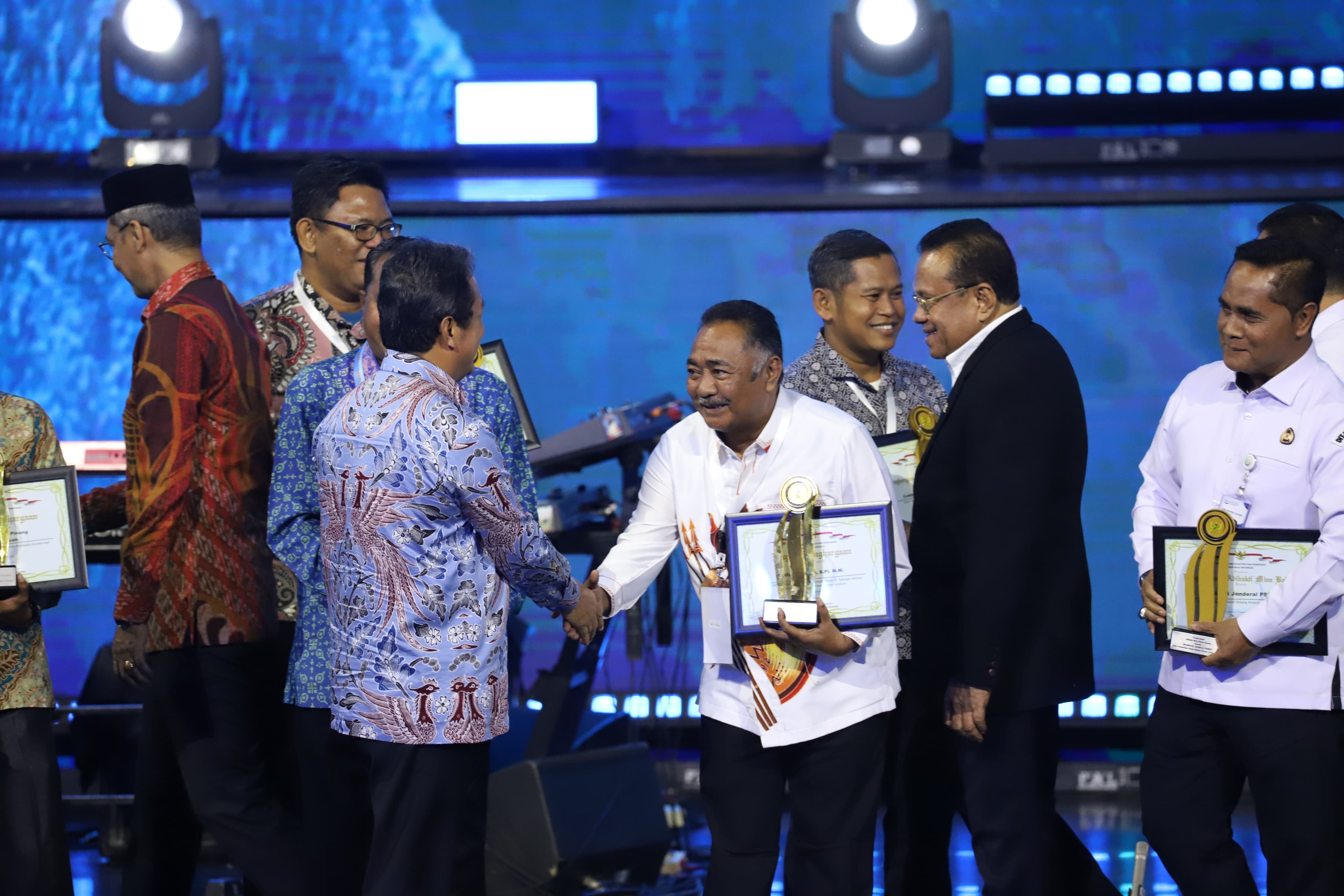 Kadis Perikanan Kabupaten Biak Numfor Effendy Igirisa saat menerima penghargaan sebagai Tokoh Pendorong Ekonomi Masyarakat Kelautan dan Perikanan melalui program Kampung Nelayan Modern (Kalamo) di Bia
