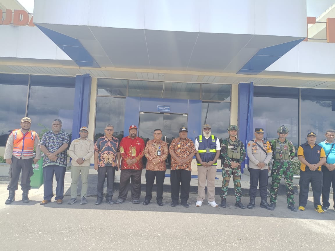 Pjs Bupati Yahukimo Yakobus Way didampingi Sekda Redison Manurung dan rombongan foto bersama usai sidak di Bandara Dekai, Jumat (4/10/2024) (Ceposonline.com./Humas Yahukimo)