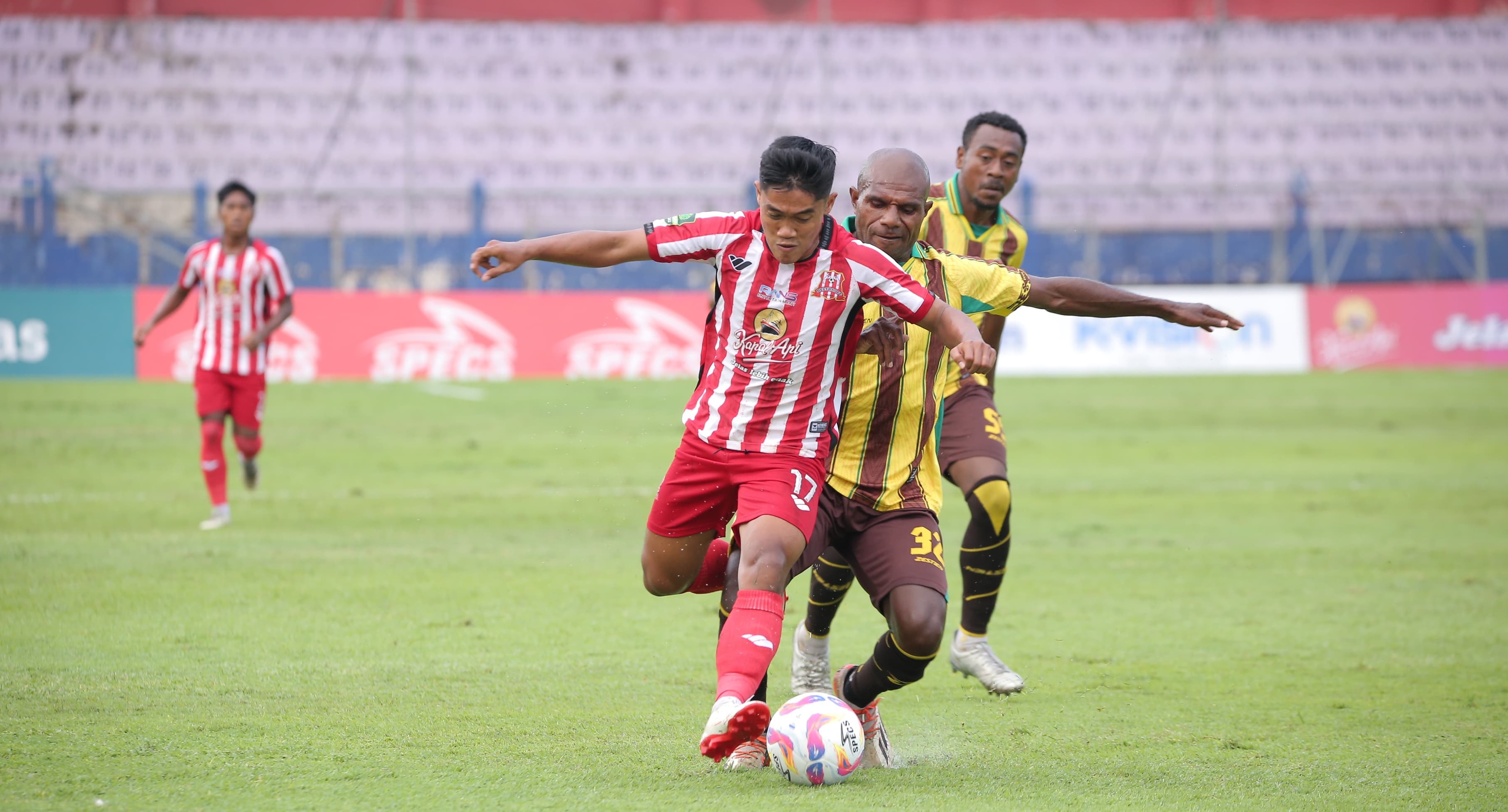 Pemain Persewar saat duel melawan tim Deltras Sidoarjo, Minggu (6/10).