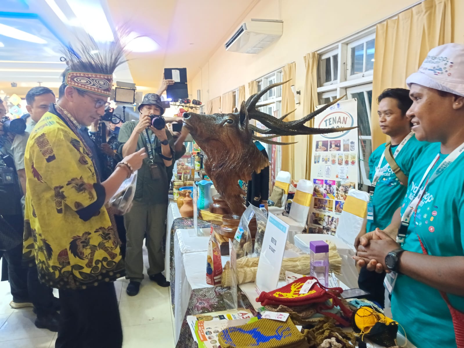 Menparekraf Sandiaga Salahuddin Uno saat melakukan pertemuan dan berdialog dengan para pelaku usaha ekonomi Kreatif di Merauke, Selasa (08/10/2024) malam.Ceposonline.com/Sulo