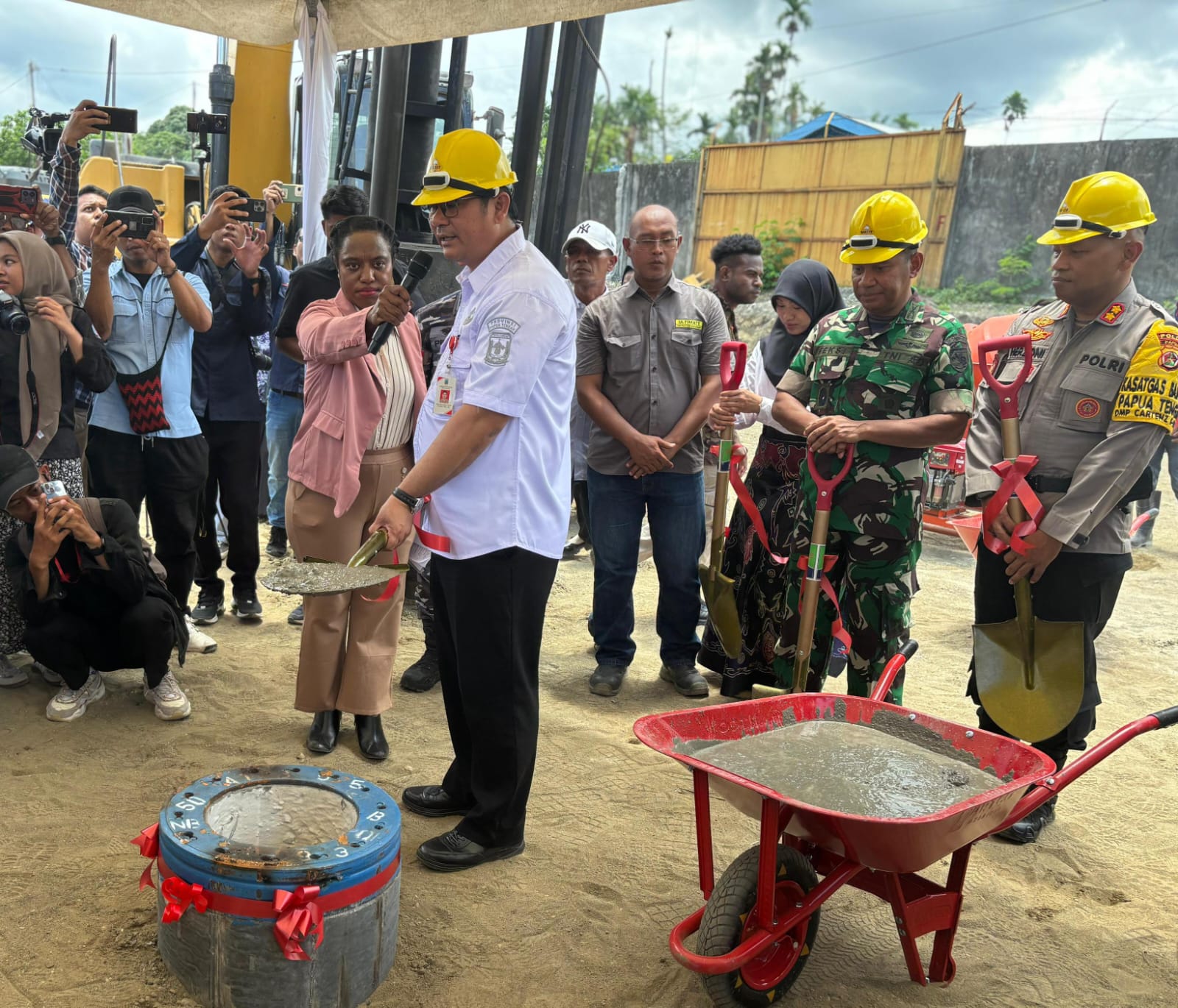 Pj. Sekda Papua Tengah, Anwar Harun Damanik (Tengah Baju Putih) foto bersama dengan Undangan usai meletakkan batu pertama pembangunan swiss bell Hotel Nabire (Humas Pemprov).