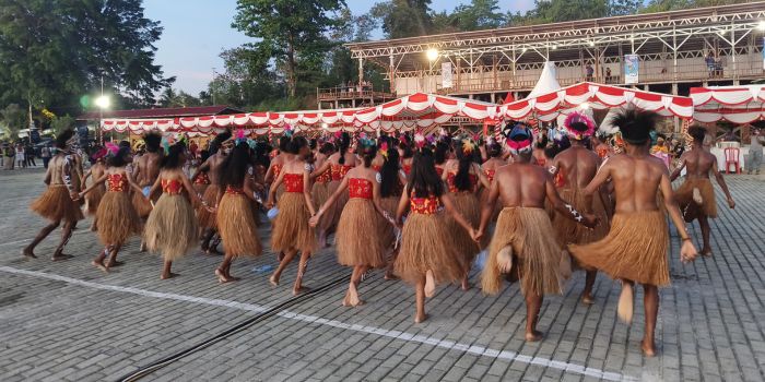 Para anak-anak muda dari kalangan sekolah menegah Pertama antusias menampilkan tarian kolosal Papua pada Puncak acara Festival Sail Teluk Cenderawasih di Pantai Samau, Selasa (8/10/2024).