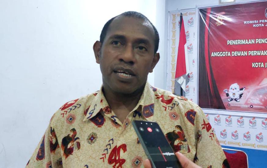 Ketua Bawaslu Kota Jayapura, Frans Rumsawir (Foto: HANS PALEN/CEPOSONLINE.COM)