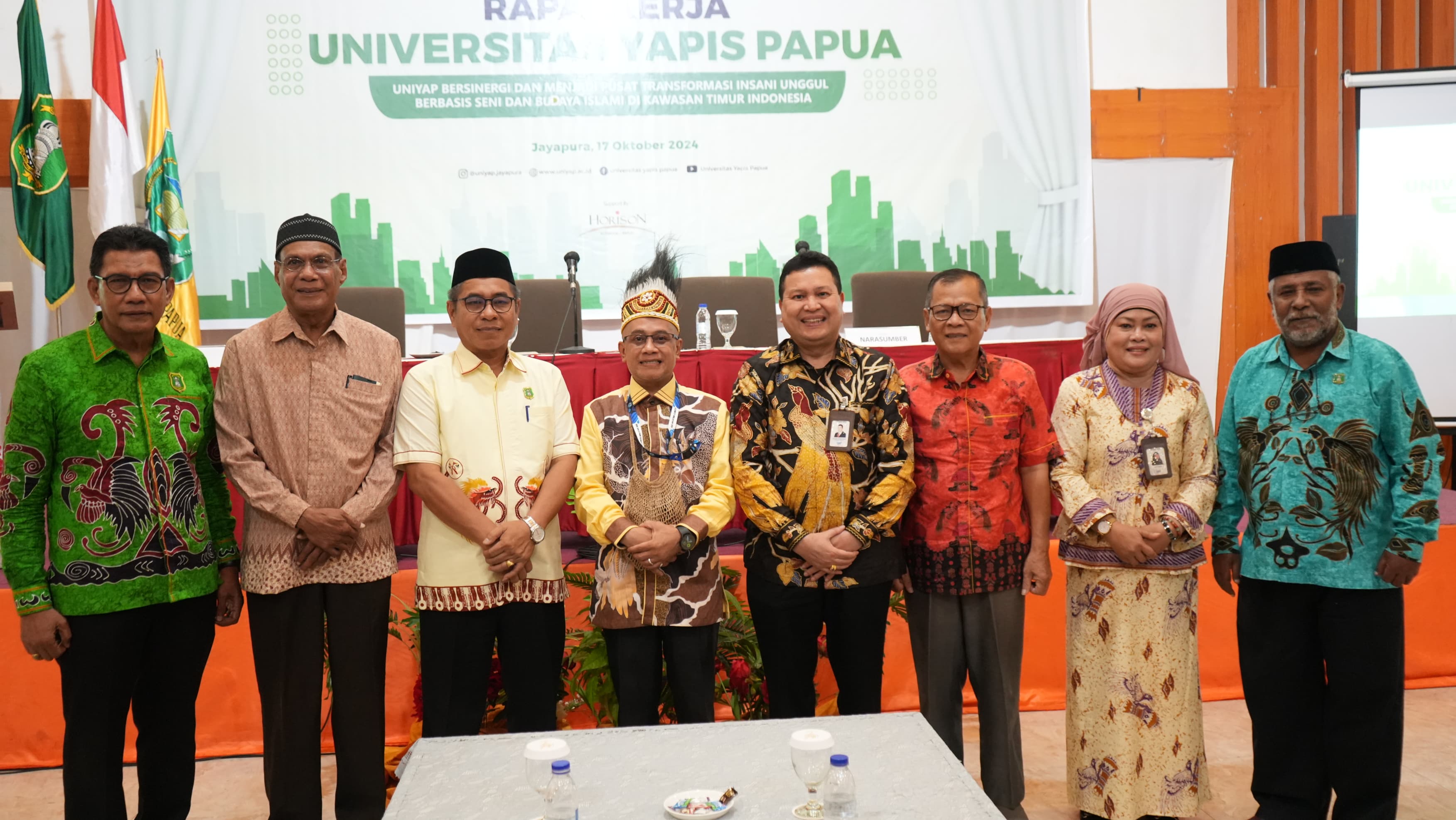 Foto Bersama pihak Bank Papua dan  Rektor Uniyap Papua usai Penandatanganan surat PKS, di Hotel Horison Kotaraja, Kamis (17/10).  (Ceposonline/Karel)