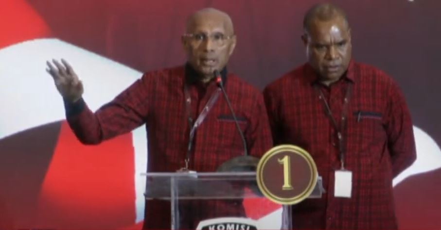 Calon Gubernur Papua dan Calon Wakil Gubernur Papua Nomor Urut 1,  Benhur Tomi Mano (kiri) dan Yermias Bisai (kanan) dalam Debat Pilkada Papua, Selasa (22/10/2024).